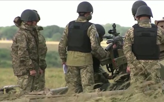 Xem binh sĩ Ukraine hăng hái tập sử dụng pháo Anh