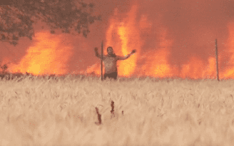 Choáng váng cảnh người đàn ông người bén lửa thoát khỏi đám cháy rừng Tây Ban Nha