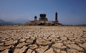 Hồ nước ngọt lớn nhất Trung Quốc trơ đáy khi nắng nóng kỷ lục gây hụt nước sông Dương Tử