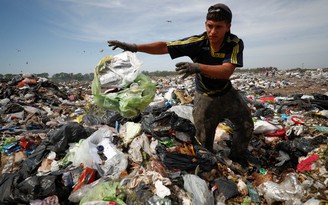 Lạm phát tăng cao, bãi rác Argentina thêm đông người đến kiếm sống