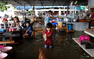 Quán mì Thái Lan ngập lụt, khách vẫn đến nườm nượp vừa ăn vừa cho cá mát xa chân