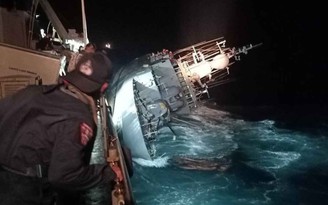 Tàu hộ vệ chủ chốt của hải quân Thái Lan chìm giữa biển