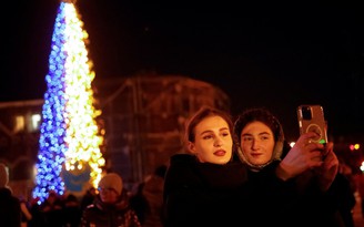 Người dân thủ đô Ukraine đón mùa Giáng sinh đặc biệt với cây thông 'bất bại'