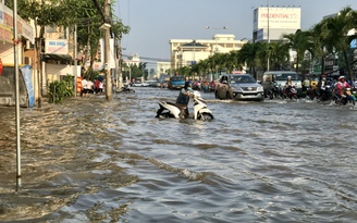 Triều cường lịch sử, người Cần Thơ lội trong biển nước lênh láng