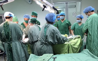 Cần Thơ: 15 bác sĩ cứu sống người phụ nữ bị xe ben cán qua người