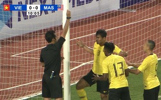 Tình huống dùng tay chơi bóng đầy tiểu xảo của cầu thủ Malaysia