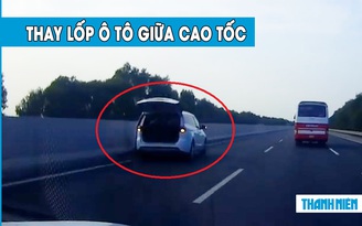 ‘Thất kinh’ tài xế ngang nhiên thay lốp xe trên cao tốc