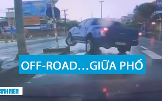 ‘Cười bò’ xe bán tải ôm cua, phi thẳng một bánh vào dải phân cách