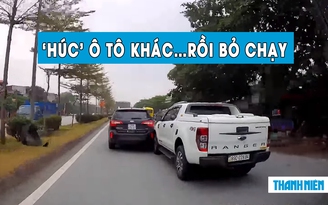 Xe bán tải húc đuôi ô tô khác rồi bỏ chạy ở Hà Nội