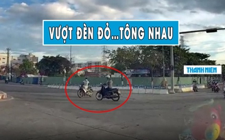 Hai thanh niên lái xe máy vượt đèn đỏ, tông nhau ‘như phim’ giữa ngã tư