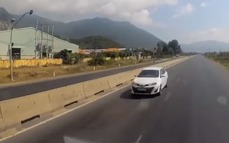 ‘Chịu thua’ tài xế lái Toyota Vios hiên ngang đi ngược chiều trên quốc lộ