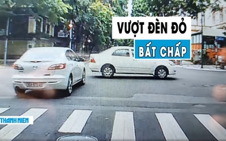 Bức xúc ô tô vượt đèn đỏ, suýt gây tai nạn trên phố Hà Nội