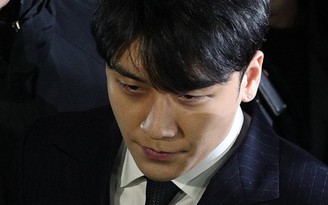 Seung Ri bị chỉ trích vì trang điểm kỹ lưỡng khi đến đồn cảnh sát thẩm vấn