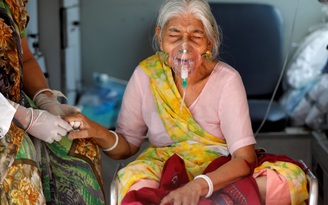 Bệnh nhân Covid-19 Ấn Độ kéo đến đền thờ để thở oxy