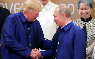 Tổng thống Trump bắt tay với Tổng thống Putin tại Hội nghị APEC