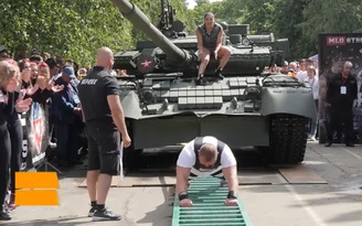 Cận cảnh lực sĩ kéo xe tăng T-80 nặng 46 tấn