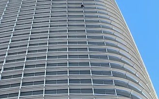 'Người nhện' tay không leo lên tòa tháp cao 326m để phản đối phá thai