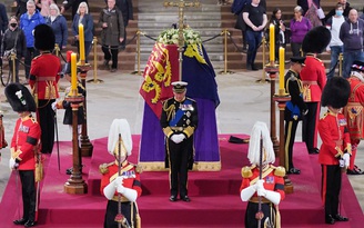 Các con của Nữ hoàng Elizabeth thực hiện nghi lễ tưởng niệm cuối cùng trước lễ tang