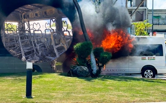 Hai ô tô chở khách dự tiệc cưới cháy dữ dội gần nhà hàng