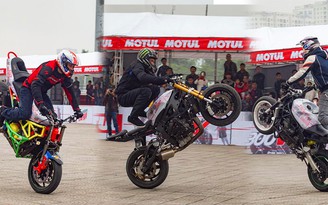 [VIDEO] Bộ 3 Stunter quốc tế trình diễn mô tô mạo hiểm tại Hà Nội
