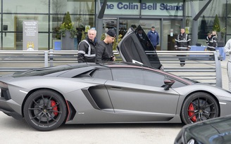 Nôn nóng khoe Lamborghini, siêu xe của tiền vệ Man City bị tạm giữ