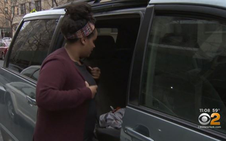 Nữ tài xế bị phạt vì đỗ xe cho con bú: ‘Cảnh sát nên khoan dung hơn’