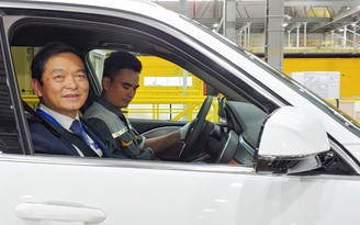 'Không giống ai', VinFast bàn giao xe Lux tới khách Việt tại nhà máy