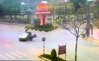 Thanh niên chạy mô tô tốc độ cao qua giao lộ đâm taxi bị hất văng