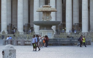 Đài phun nước Vatican trơ đáy vì hạn hán