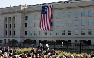 Lầu Năm Góc treo cờ tưởng niệm ngày 11.9
