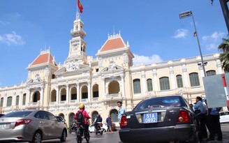 UBND Q.1 mạnh tay 'xử' xe biển xanh vi phạm lấn chiếm lòng lề đường