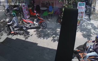 Trộm xe máy tỉnh bơ bẻ khóa trộm xe giữa ban ngày ở Tân Thới Nhất