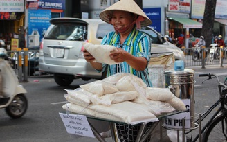 Sài Gòn hào hiệp với ‘gạo miễn phí, người một bịch' ăn Tết