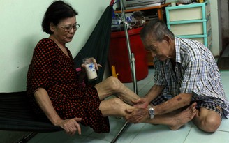 Ông già bán kem 30 năm lom khom nuôi vợ giữa Sài Gòn