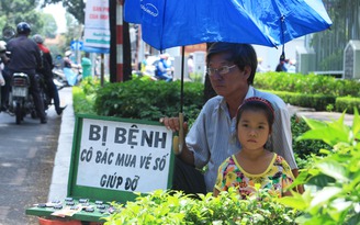 Ước mơ đi học của 2 'công chúa nhỏ' bán vé số giúp cha ở Sài Gòn