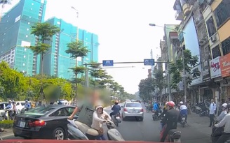 [VIDEO] Anh Tây nhấc bổng xe người phụ nữ nghe điện thoại giữa đường