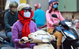 Trời 21 độ se lạnh, người Sài Gòn quấn khăn đi làm ngày đầu tuần