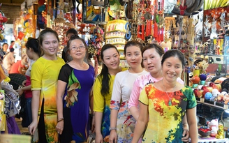 6.000 tiểu thương chợ Bến Thành duyên dáng mặc áo dài bán hàng