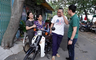 Nam sinh nhặt ve chai và mẹ nhận quà bất ngờ từ bạn đọc Báo Thanh Niên