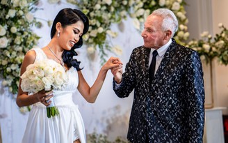 Cô gái Việt 27 tuổi đính hôn CEO thời trang Mỹ 73 tuổi: 2 ngày và những gièm pha!