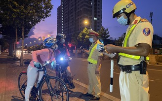 CSGT TP.HCM phạt 207 lượt xe đạp vượt đèn đỏ, đi vào làn ô tô Phạm Văn Đồng