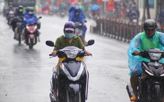 TP.HCM mưa to, cảnh báo người dân cần đề phòng sét, gió giật mạnh