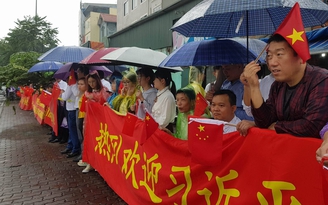 Người dân và du học sinh Trung Quốc chờ đón ông Tập Cận Bình dưới trời mưa