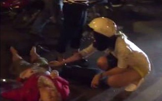 [VIDEO] Nạn nhân nằm la liệt sau cú đâm của 'taxi điên' trên cầu vượt giữa Hà Nội