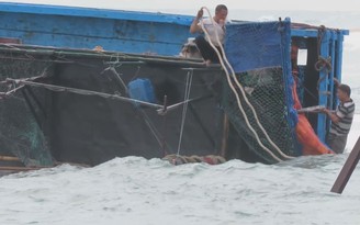 [VIDEO] Tàu cá bị sóng đánh chìm, hàng chục người ứng cứu