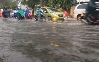 Sau cơn mưa 30 phút, đường Sài Gòn lại hóa dòng sông