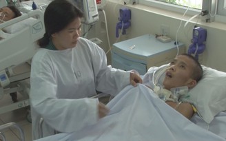 Người mẹ bán hạt sen ở bệnh viện nuôi con trong phòng cấp cứu