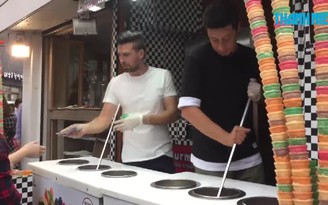 Những màn biểu diễn lạ mắt của các chàng trai bán kem Hàn Quốc