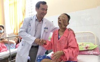 Người phụ nữ có khuôn mặt kỳ dị 10 năm không dám ra đường