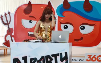 Hải Băng trổ tài 2-trong-1 vừa hát vừa DJ tại party của webgame Thiên Thư